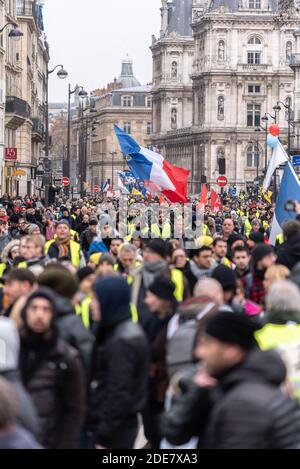 Les manifestants portant une veste jaune participent à la 9e manifestation du mouvement de protestation des Gilets Jaunes à Paris. Environ 8,000 personnes ont marché entre Bercy et la place de l'Etoile dans un calme relatif. Paris, France, le 12 janvier 2019. Photo de Samuel Boivin / ABACAPRESS.COM Banque D'Images