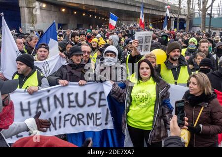 Les manifestants portant une veste jaune participent à la 9e manifestation du mouvement de protestation des Gilets Jaunes à Paris. Environ 8,000 personnes ont marché entre Bercy et la place de l'Etoile dans un calme relatif. Paris, France, le 12 janvier 2019. Photo de Samuel Boivin / ABACAPRESS.COM Banque D'Images