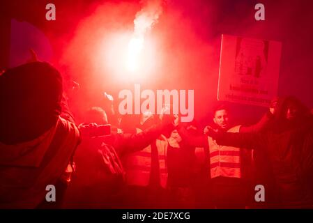 Les manifestants portant une veste jaune participent à la 9e manifestation du mouvement de protestation des Gilets Jaunes à Paris. Environ 8,000 personnes ont marché entre Bercy et la place de l'Etoile dans un calme relatif. Paris, France, le 12 janvier 2019. Photo de Samuel Boivin / ABACAPRESS.COM Banque D'Images