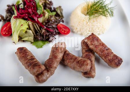 Boulettes de viande de plats traditionnels turcs, boulettes de viande grillées, izgara kofte turc, une belle présentation. Banque D'Images