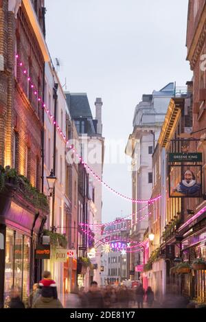 Carnaby Street Christmas Lights 2020 Bright Neon Pink Shakespeare Head Pub, Foubert's place, Soho, West End, Westminster, Londres W1F Banque D'Images