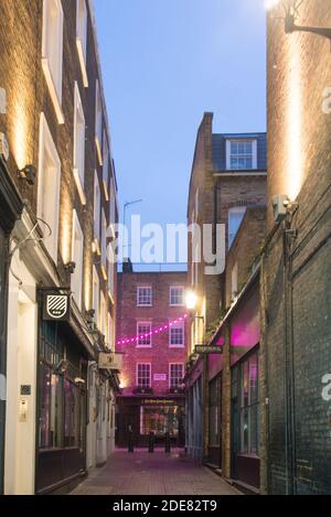 Carnaby Street Christmas Lights 2020 Bright Neon Narrow Old Street String Festoon Lights in Lowndes court, Soho, West End, Westminster, Londres W1F Banque D'Images