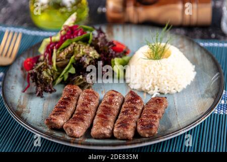 Boulettes de viande de plats traditionnels turcs, boulettes de viande grillées, izgara kofte turc, une belle présentation. Banque D'Images