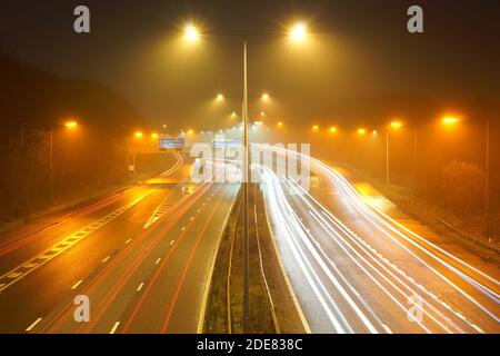 La dernière section de l'épi Kearsley A666(M) vue vers le nord-est en direction du rond-point de Kearsley lors d'une nuit brumeuse ou brumeuse, au Royaume-Uni Banque D'Images