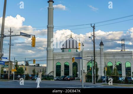 Toronto, Canada, le 2015 août - l'homme de la foi islamique se rend à la mosquée de l'avenue Lawrence pour le temps de prière Banque D'Images