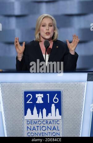 Photo du dossier - le sénateur Kirsten Gilliband parle pendant la première journée de la convention nationale démocratique le 25 juillet 2016 au Wells Fargo Center, à Philadelphie, PA, États-Unis. Lors d'un enregistrement de la dernière exposition avec Stephen Colbert mardi soir 15 janvier 2019, Gilliband a déclaré qu'elle se joindra officiellement à la course pour la Maison Blanche. Annonçant qu'elle allait constituer un comité exploratoire et qu'elle allait bientôt se rendre en Iowa, elle a déclaré à Colbert qu'elle était en train de courir en tant que maman, comme elle a décrit les éléments clés de sa plate-forme. Photo par Olivier Douliery/ABACAPRESS.COM Banque D'Images