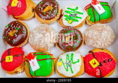 Une boîte d'une douzaine de beignets de vacances de la plus belle collection de vacances est exposée à Krispy Kreme Donuts à Ocean Springs, Mississippi. Banque D'Images