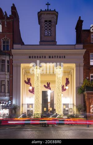 Greek Revival Architecture colonnes ioniques jaune Noël lumières Mercato Metropolitano Mayfair, North Audley Street, West End, Mayfair, Londres W1K Banque D'Images