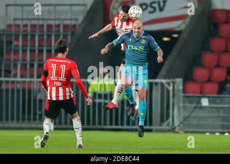 EINDHOVEN, PAYS-BAS - NOVEMBRE 29 : Nick Viergever de PSV, Bryan Smeets de Sparta Rotterdam lors du match néerlandais entre PSV et Sparta Banque D'Images