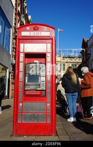 Un distributeur automatique de billets construit dans une vieille cabine téléphonique britannique dans Lincoln. Lincolnshire, Banque D'Images