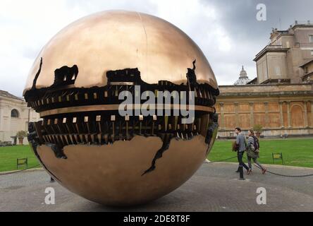 Sphère dans une sphère par Arnaldo Pomodoro SculptureBronze, 400 cm. (1990) Musées du Vatican (Cortile della Pigna) Vatican, 2018. - les musées du Vatican contiennent des chefs-d'œuvre de peinture, de sculpture et d'autres œuvres d'art recueillies par les papes à travers les siècles. Par leur diversité et leur richesse, les musées du Vatican figurent parmi les premiers grands musées du monde. Photo: Eric Vandeville/ABACAPRESS.COM Banque D'Images