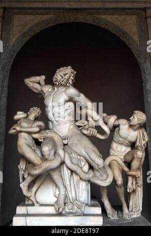 Statue de Laocoon et de ses fils, également appelé Groupe Laocoon. Les chiffres sont près de la taille de la vie et le groupe est un peu plus de 2 m de hauteur, montrant le troyen Laocoon et ses fils Antiphantes et Thymbraeus attaqué par des serpents de mer. Il y a eu beaucoup de débats sur la date de la statue, qui semble avoir été faite autour de 40-30 B.C.Musées du Vatican (Musée Pio Clementino - Cour octogonale) Vatican, 2018. - les musées du Vatican contiennent des chefs-d'œuvre de peinture, de sculpture et d'autres œuvres d'art recueillies par les papes à travers les siècles. Par leur diversité et richarne Banque D'Images