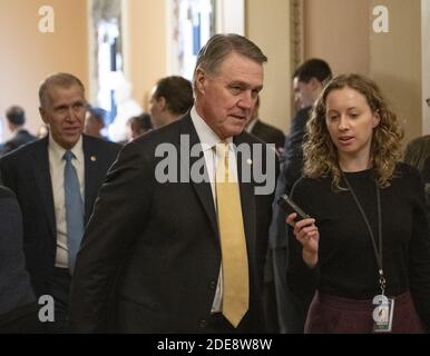 Le sénateur américain David Perdue (républicain de Géorgie), au centre, est interviewé alors qu'il se rend à la Chambre du Sénat américain pour voter deux fois sur la législation visant à rouvrir le gouvernement au Capitole de Washington, DC, Etats-Unis, le jeudi 24 janvier 2019. Les deux propositions ont été votées et n'ont pas obtenu suffisamment de votes pour être votées. LE sénateur AMÉRICAIN Thom Tillis (républicain de Caroline du Nord) suit à gauche. Photo de Ron Sachs/CNP/ABACAPRESS.COM Banque D'Images