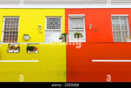 Bo-Kaap maisons colorées au Cap, Afrique du Sud. Maisons de quartier traditionnelles Bokaap jaunes et rouges avec fenêtres. Anciennement quartier malais. Banque D'Images