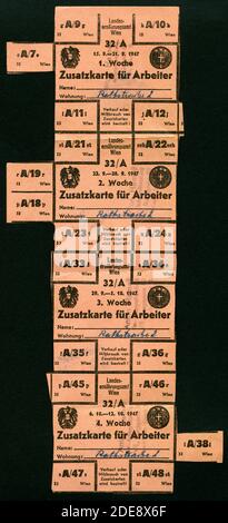 Europa, Österreich, Wien, Zeit nach dem 2. Kälter, Zusatzkarte ( Lebensmittelkarte ) für Arbeiter , Karte beginnt am 15. 09. 1947, Größe : 27 cm x 9,5 cm , Rechte werden nicht vertreten / Europe, Autriche, Vienne, temps après la deuxième Guerre mondiale , timbres de ration supplémentaires pour les travailleurs , début de la fiche de ration alimentaire 15. 09. 1947 , taille : 27 cm x 9,5 cm, il n'y a pas de droits . Banque D'Images