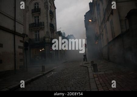 Plus de 400 personnes manifestent dans les rues de Rennes pour l'Acte XI du mouvement de protestation de la veste jaune. Malgré l'interdiction de manifester dans le centre historique de la préfecture, la procession mobile des manifestants a pu s'infiltrer dans le système de police et reprendre les voies de la gare SNCF de Rennes, France, le 26 janvier 2019. Photo de Vincent Feuray /ABACAPRESS.COM Banque D'Images