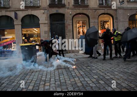 Plus de 400 personnes manifestent dans les rues de Rennes pour l'Acte XI du mouvement de protestation de la veste jaune. Malgré l'interdiction de manifester dans le centre historique de la préfecture, la procession mobile des manifestants a pu s'infiltrer dans le système de police et reprendre les voies de la gare SNCF de Rennes, France, le 26 janvier 2019. Photo de Vincent Feuray /ABACAPRESS.COM Banque D'Images