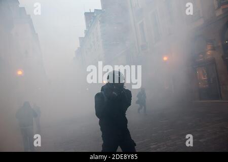 Plus de 400 personnes manifestent dans les rues de Rennes pour l'Acte XI du mouvement de protestation de la veste jaune. Malgré l'interdiction de manifester dans le centre historique de la préfecture, la procession mobile des manifestants a pu s'infiltrer dans le système de police et reprendre les voies de la gare SNCF de Rennes, France, le 26 janvier 2019. Photo de Vincent Feuray /ABACAPRESS.COM Banque D'Images