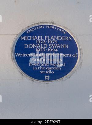 English Heritage Blue plaque pour le lieu de travail de Michael Flanders (1922-1975) et Donald Swann (1923-1994); collaborateurs de bandes dessinées. Banque D'Images