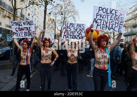Paris, France. 28 novembre 2020. Manifestation des opposants au projet DE droit MONDIAL DE LA SÉCURITÉ le 28 novembre 2020 à Paris, France. Banque D'Images