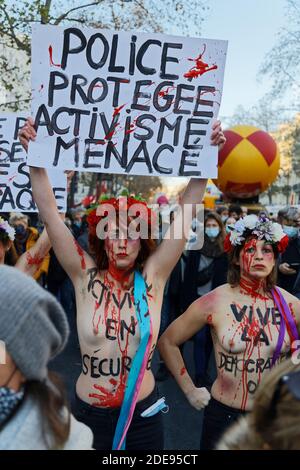 Paris, France. 28 novembre 2020. Manifestation des opposants au projet DE droit MONDIAL DE LA SÉCURITÉ le 28 novembre 2020 à Paris, France. Banque D'Images