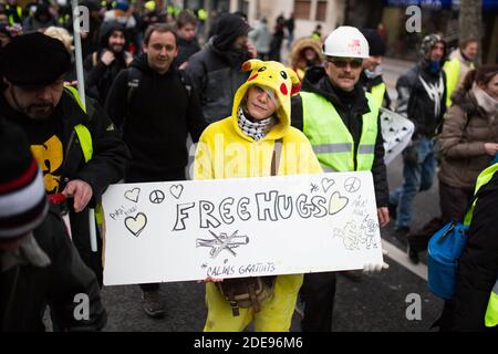 Protestataires Yellow Vest (Gilets Jaunes) des manifestants avec un signe gratuit des hugs sur la place de la République à Paris le 2 février 2019 pour protester pacifiste contre les violences policières contre les participants des trois derniers mois de manifestations en France, Tandis que les manifestants jaunes prennent la rue pour le 12ème samedi consécutif. Le mouvement Yellow Vest (Gilets Jaunes) en France a commencé à protester contre les hausses de carburant prévues, mais s'est transformé en une protestation massive contre les politiques des présidents et le style de gouvernement descendant. Photo de Raphael Lafargue/ABACAPRESS.COM Banque D'Images