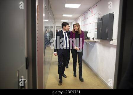 François-Xavier Bellamy et Agnes Evren lors d'une visite chez un fabricant de peinture le 1er février 2019 à Trevenans, dans l'est de la France. . Photo par Eliot Blondt/ABACAPRESS.COM Banque D'Images