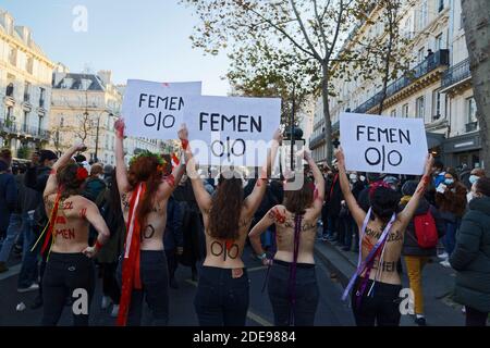 Paris, France. 28 novembre 2020. Manifestation des opposants au projet DE droit MONDIAL DE LA SÉCURITÉ le 28 novembre 2020 à Paris, France. Banque D'Images