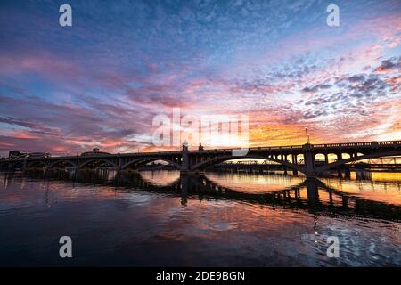 Coucher de soleil sur le pont de Mill Street et le lac de Tempe Town à Tempe près de Phoenix, Arizona Banque D'Images