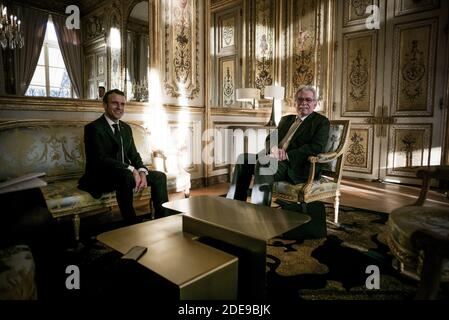 Le président français Emmanuel Macron (L) rencontre le chef du groupe parlementaire démocrate et républicain de gauche (Groupe de la gauche démocrate et republique, GDR), André Chassaigne, à l'Elysée à Paris le 5 février 2019. Photo de Nicolas Messyasz/pool/ABACAPRESS.COM Banque D'Images