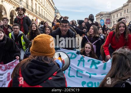 Une procession d'étudiants s'est formée au cours de la manifestation pour protester contre la réforme des frais de scolarité des étudiants étrangers. Plusieurs milliers de manifestants des syndicats de la CGT, Gilets Jaunes (Jackets jaunes), et des étudiants ont défilé entre la place de l'Hôtel de ville et la place de la Concorde dans le cadre de la journée de grève nationale pour exiger un pouvoir d'achat accru et une justice fiscale. Paris, France, le 5 février 2019. Photo de Samuel Boivin / ABACAPRESS.COM Banque D'Images