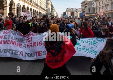 Une procession d'étudiants s'est formée au cours de la manifestation pour protester contre la réforme des frais de scolarité des étudiants étrangers. Plusieurs milliers de manifestants des syndicats de la CGT, Gilets Jaunes (Jackets jaunes), et des étudiants ont défilé entre la place de l'Hôtel de ville et la place de la Concorde dans le cadre de la journée de grève nationale pour exiger un pouvoir d'achat accru et une justice fiscale. Paris, France, le 5 février 2019. Photo de Samuel Boivin / ABACAPRESS.COM Banque D'Images