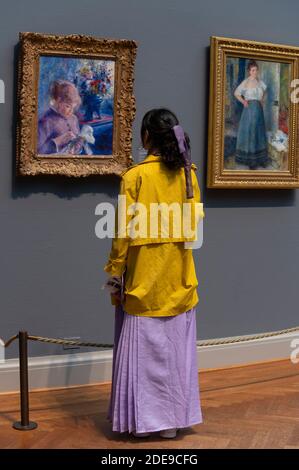 Visiteur du musée admirant la peinture à l'Art Institute de Chicago Banque D'Images