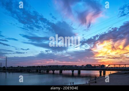 Coucher de soleil sur le pont de Mill Street et le lac de Tempe Town à Tempe près de Phoenix, Arizona Banque D'Images