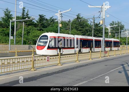 Un tramway s'approche de la station Zhiwuyuan qui dessert le jardin botanique sur la ligne de métro de la banlieue ouest de Beijing, en Chine Banque D'Images