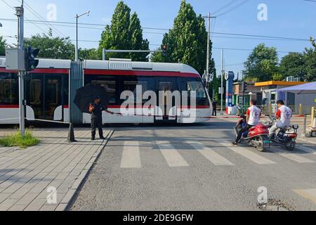 Un tramway s'approche de la station Chapeng sur la ligne de métro de la banlieue ouest à Beijing, en Chine Banque D'Images