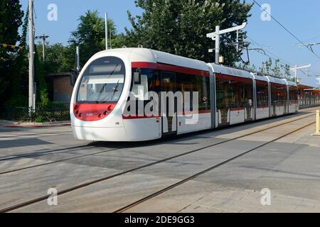 Un tramway s'approche de la station Chapeng sur la ligne de métro de la banlieue ouest à Beijing, en Chine Banque D'Images