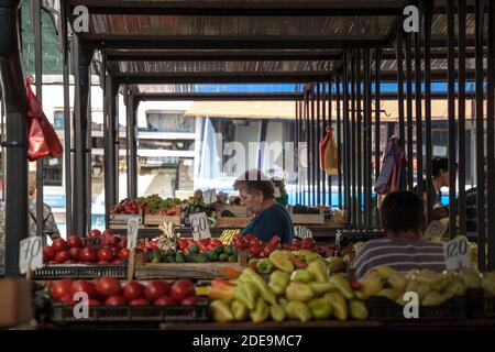 BELGRADE, SERBIE - 14 SEPTEMBRE 2019 : ancienne femme senior vendant des fruits et légumes, principalement des poivrons sur le marché vert de Baojlonijeva Venac Pijaca, un o Banque D'Images