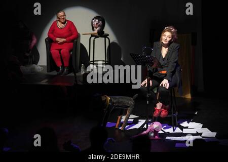 Corinne Masiero ( en noir) et Adolpha van Meerhaeghe ( en rouge) dans la pièce 'la vie bien Renger d'Adolpha' au théâtre Charcot de Marcq-en-Baroeul, pres de Lille, le 09 Fevrier 2019. Photo de Sylvain Lefevre/ABACAPRESS.COM Banque D'Images