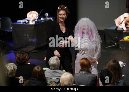 Corinne Masiero ( en noir) et Adolpha van Meerhaeghe ( en rouge) dans la pièce 'la vie bien Renger d'Adolpha' au théâtre Charcot de Marcq-en-Baroeul, pres de Lille, le 09 Fevrier 2019. Photo de Sylvain Lefevre/ABACAPRESS.COM Banque D'Images