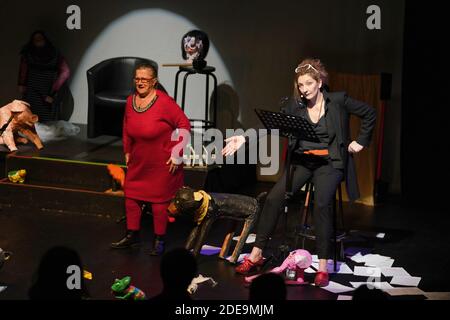 Corinne Masiero ( en noir) et Adolpha van Meerhaeghe ( en rouge) dans la pièce 'la vie bien Renger d'Adolpha' au théâtre Charcot de Marcq-en-Baroeul, pres de Lille, le 09 Fevrier 2019. Photo de Sylvain Lefevre/ABACAPRESS.COM Banque D'Images