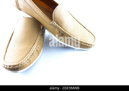 Chaussures de front en cuir classiques pour hommes sur fond blanc Banque D'Images