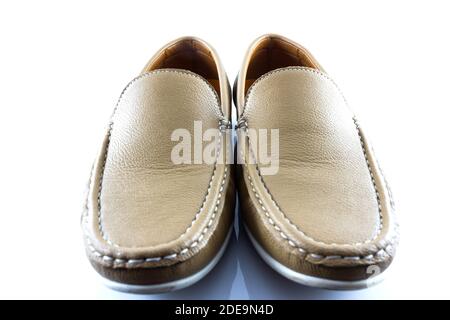 Chaussures de front en cuir classiques pour hommes sur fond blanc Banque D'Images