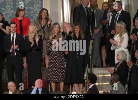 La première dame Melania Trump fait la vague avant son arrivée au président des États-Unis Donald J. Trump, qui a prononcé son deuxième discours annuel sur l'état de l'Union lors d'une session conjointe du Congrès américain au Capitole des États-Unis à Washington, DC, le mardi 5 février 2019. Sur la photo, debout avec la première dame, de gauche à droite : le conseiller principal Jared Kushner, la première fille et conseillère du président Ivanka Trump, Lara Trump et Tiffany Trump. Photo par Alex Edelman / CNP/ABACAPRESS.COM Banque D'Images