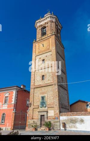 Clocher de la Morra, ville de Langhe, Piémont, Italie Banque D'Images