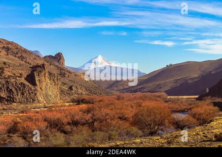 Rivière traversant la steppe patagonienne à Neuquen, en Argentine, près de la chaîne de montagnes des Andes. Banque D'Images