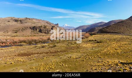 Rivière traversant la steppe patagonienne à Neuquen, en Argentine, près de la chaîne de montagnes des Andes. Banque D'Images