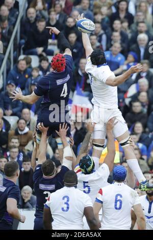 Arthur Iturria, en France, combat Grant Gilchrist en Écosse lors du tournoi de rugby Guinness 6 Nations, France contre Écosse, à Stade de France, St-Denis, France, le 23 février 2019. La France a gagné 27-10 photo par Henri Szwarc/ABACAPRESS.COM Banque D'Images