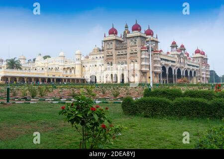 Mysuru, Karnataka, Inde - 25 novembre 2018 : le palais Mysore est un palais historique et une résidence royale. C'est maintenant un endroit touristique célèbre. Banque D'Images