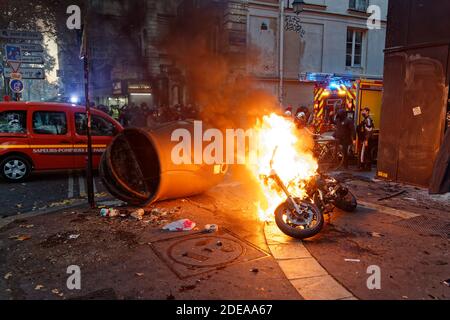 Paris, France. 28 novembre 2020. Manifestation des opposants au projet DE droit MONDIAL DE LA SÉCURITÉ le 28 novembre 2020 à Paris, France. Banque D'Images